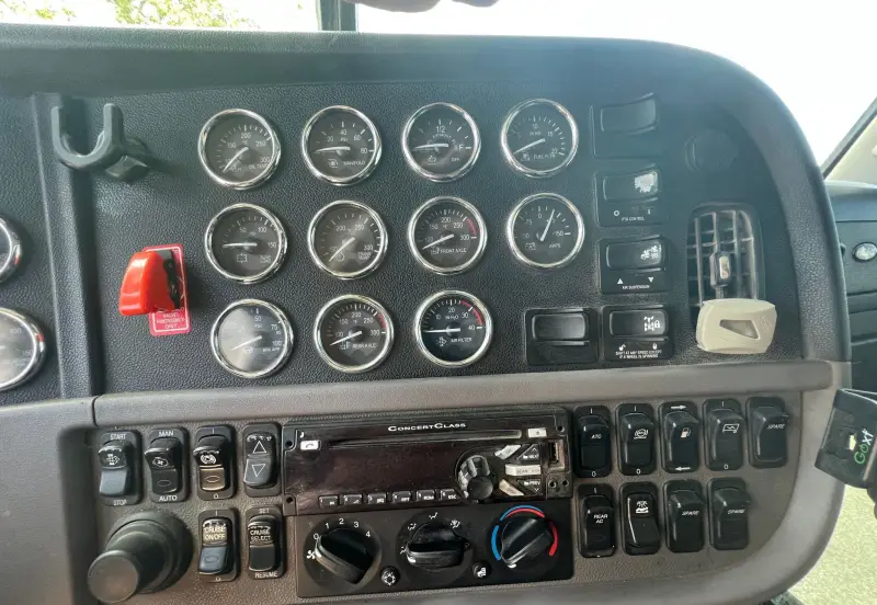 2015 Peterbilt 389 photo 29