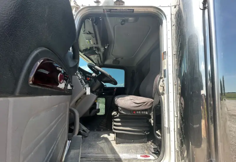 2015 Peterbilt 389 photo 21