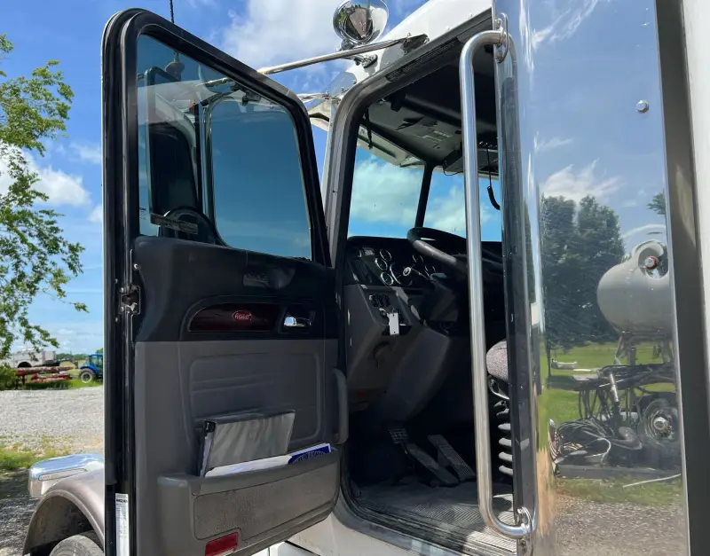 2015 Peterbilt 389 photo 19