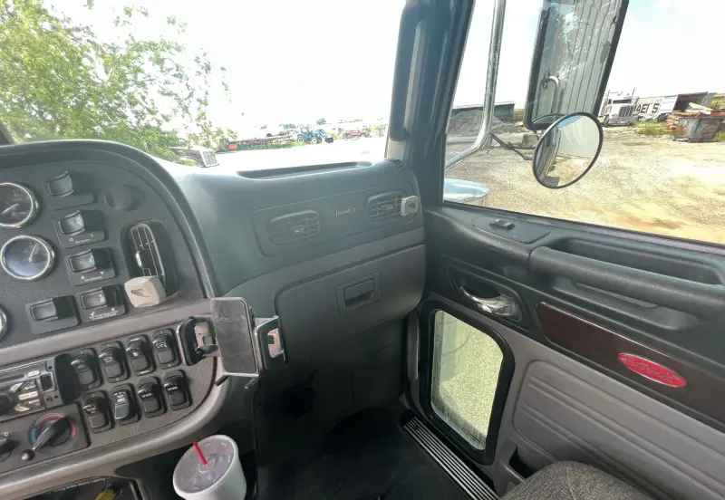 2015 Peterbilt 389 photo 39