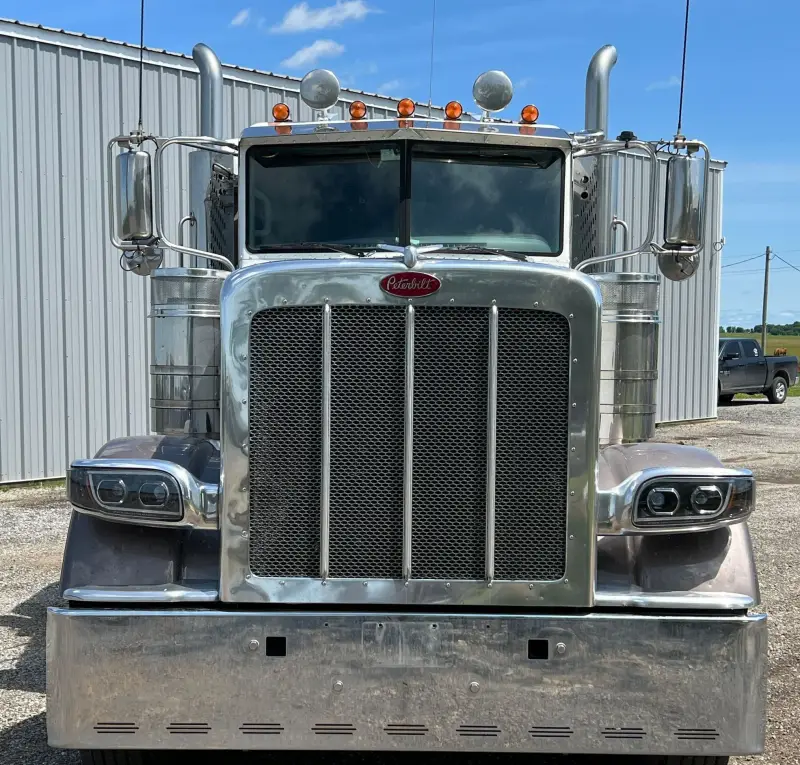2015 Peterbilt 389 photo 2