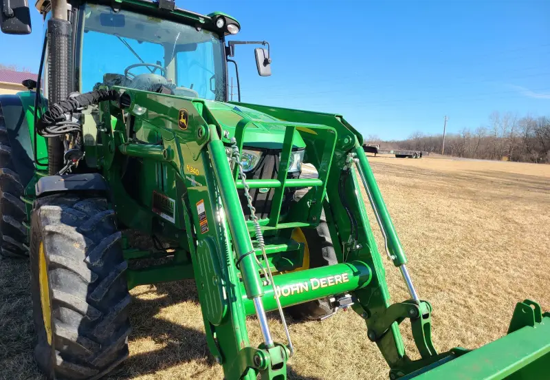 2015 John Deere 6125R photo 36