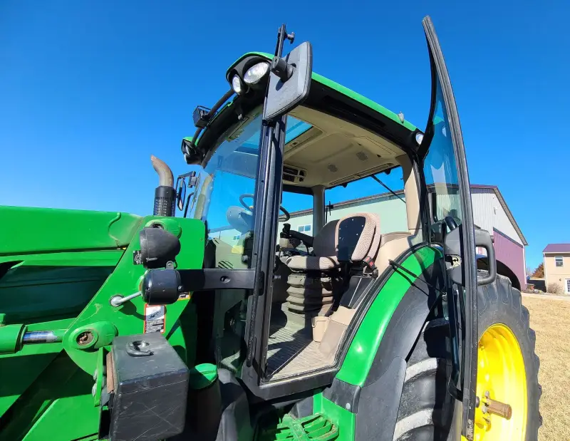 2015 John Deere 6125R photo 9