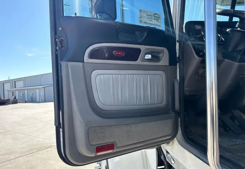 2018 Peterbilt 389 photo 36