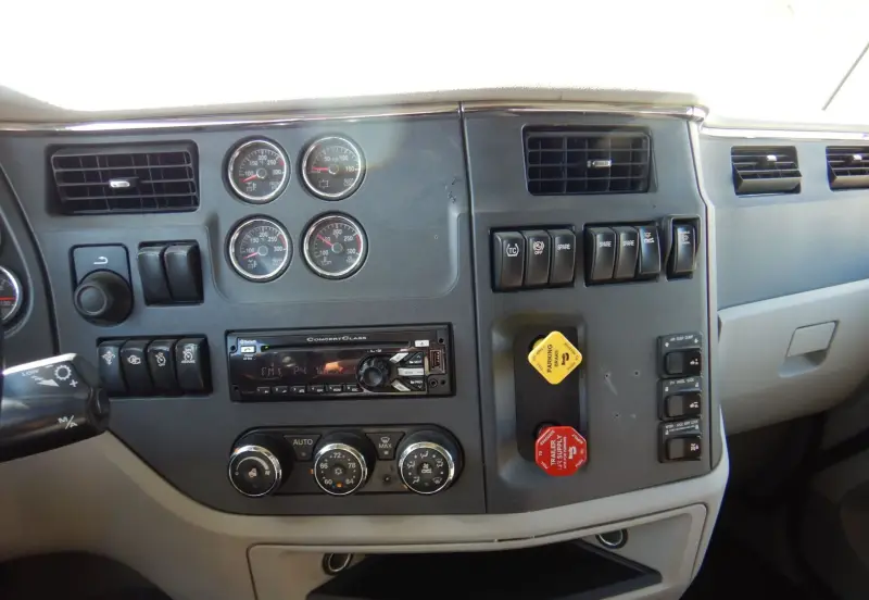 2019 Peterbilt 579 photo 24