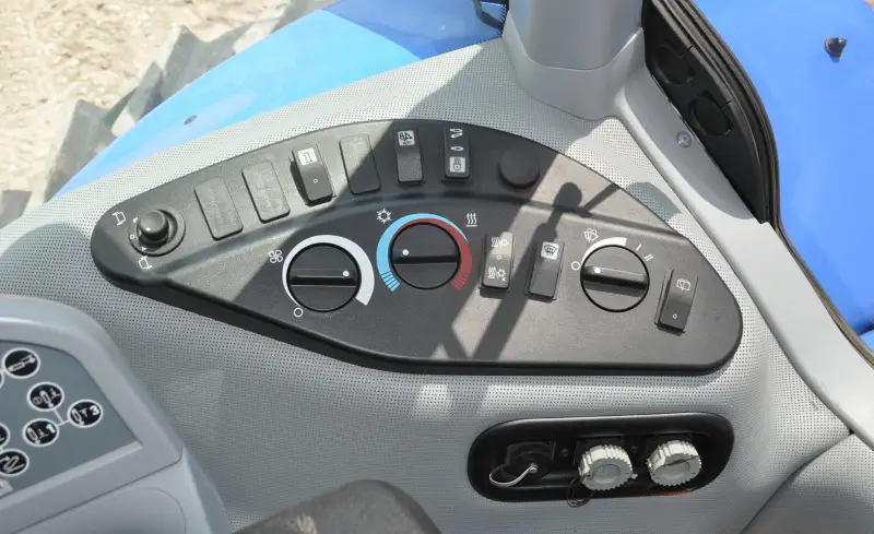 2012 New Holland T8.330 photo 17